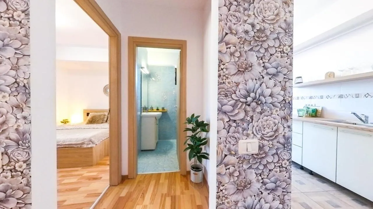Old Town Flowery Apartment Bükreş
